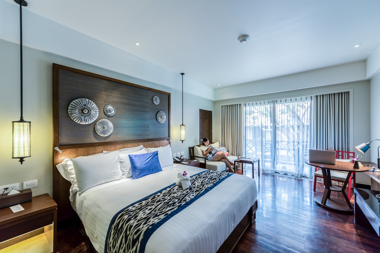 Une chambre de l’hôtel Shangri-La (Paris) – mobilier Taillardat