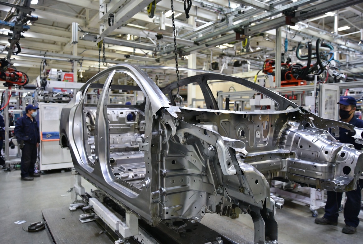 Descubra en la web carrosserie-ameline.com/es diferentes furgonetas y camiones de caballos de calidad