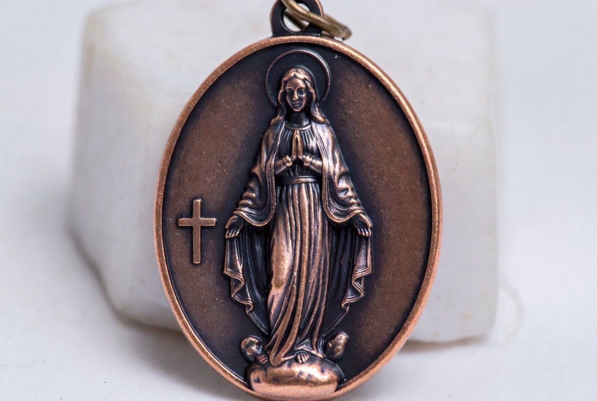 Médaille de la Vierge : comment choisir le bon modèle ?